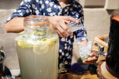 Barmen Mojito içmek kokteyl yapmak 