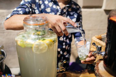 Barmen Mojito içmek kokteyl yapmak 