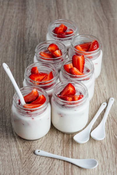 tatlılar taze çilek ve yoğurt ile.