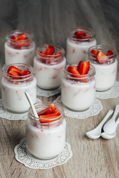 tatlılar taze çilek ve yoğurt ile.