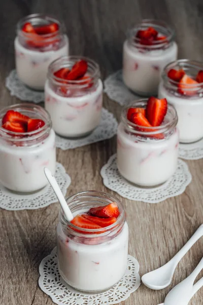 tatlılar taze çilek ve yoğurt ile.