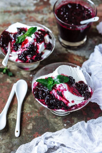 Vanilyalı dondurma ile reçel