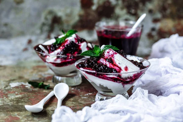 Vanilyalı dondurma ile reçel