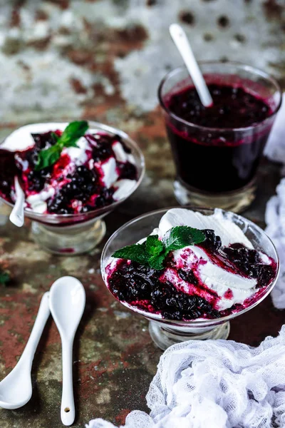 Vanilyalı dondurma ile reçel