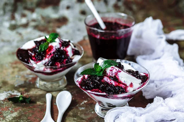 Vanilyalı dondurma ile reçel