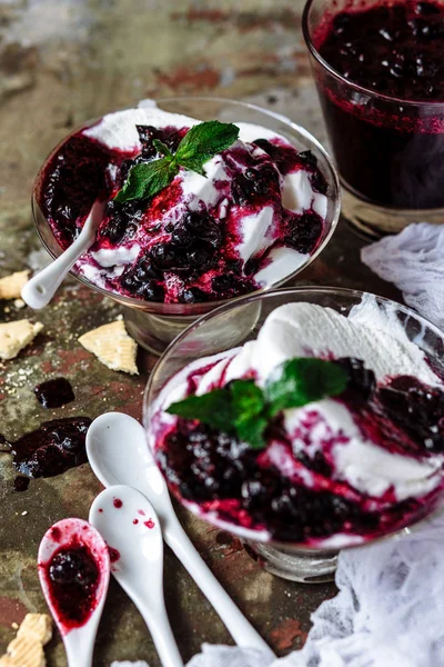 Vanilyalı dondurma ile reçel