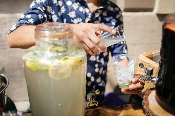 Barmen Mojito içmek kokteyl yapmak 