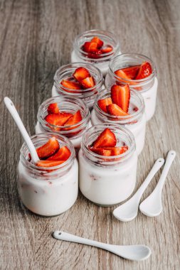 Taze çilek ile sağlıklı tatlılar