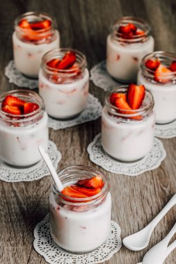 Taze çilek ile sağlıklı tatlılar