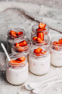 Taze çilek ile sağlıklı tatlılar