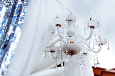 Kristal avize yakın plan.