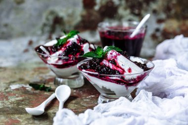 Yabanmersinli vanilyalı dondurma. 