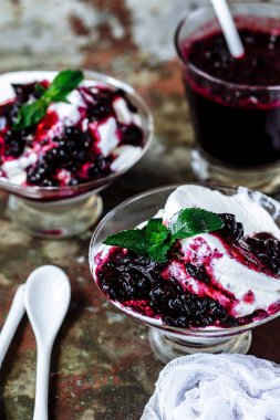 Yabanmersinli vanilyalı dondurma. 