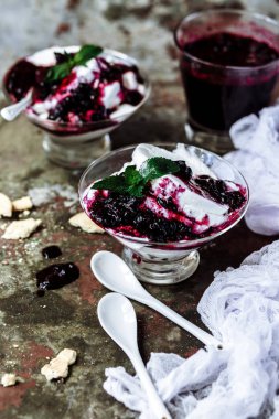 Yabanmersinli vanilyalı dondurma. 