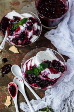 Yabanmersinli vanilyalı dondurma. 