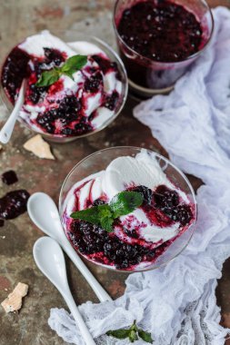 Yabanmersinli vanilyalı dondurma. 