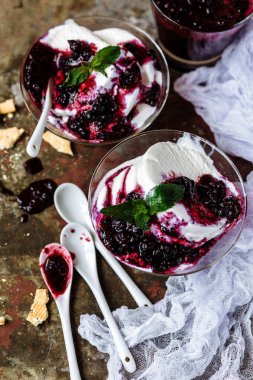 Yabanmersinli vanilyalı dondurma. 