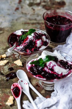 Yabanmersinli vanilyalı dondurma. 