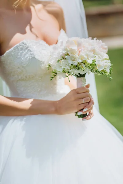 Krásná nevěsta i s kyticí — Stock fotografie