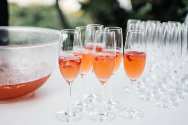 masada bardaklarda alkol içecekler