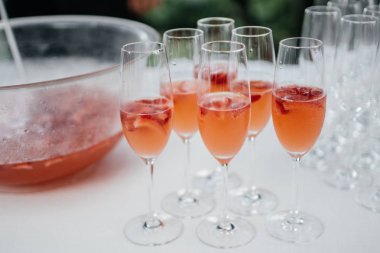 masada bardaklarda alkol içecekler