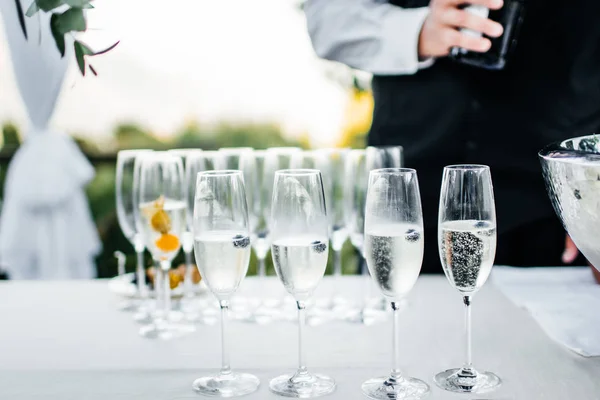 Garçom e copos de champanhe na mesa — Fotografia de Stock