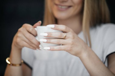 Sıcak kahve içecek fincan kadınla