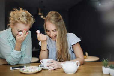 Kadınlar sıcak kahve içecek ve çerezler ile