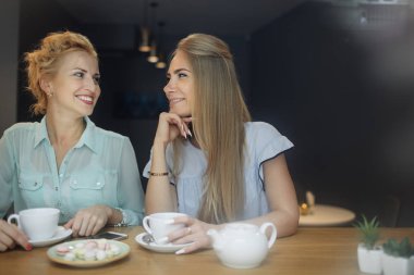 Kadınlar sıcak kahve içecek ve çerezler ile