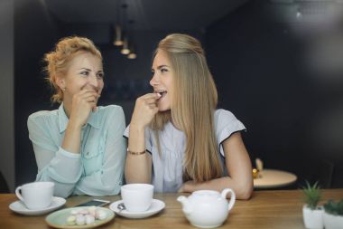 Kadınlar sıcak kahve içecek ve çerezler ile