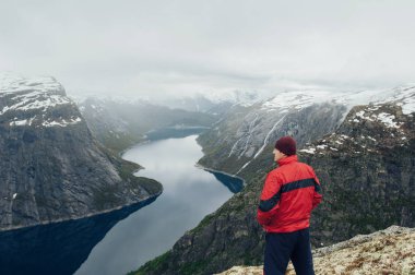 Meditasyon rahatlatıcı seyahat adam 