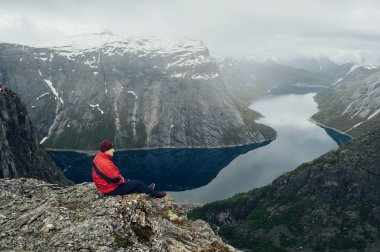 Bir turist dağlarda peyzaj Manzaralı