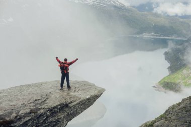 Seyahat etmek sırt çantası ve fiyort manzara