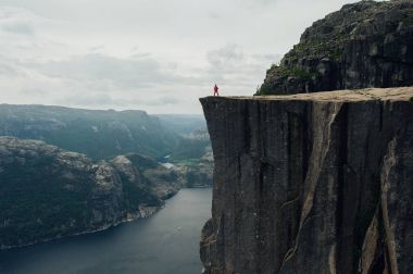 Doğa fotoğrafçı turist ile fotoğraf makinesi