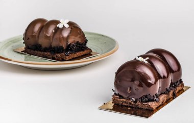 Lezzetli çikolatalı kekler masada.