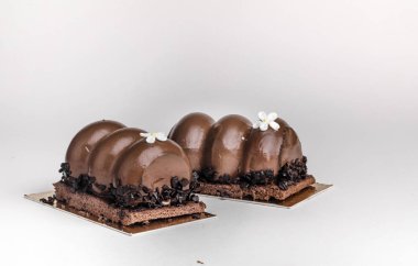 Lezzetli çikolatalı kekler masada.