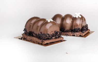 Lezzetli çikolatalı kekler masada.