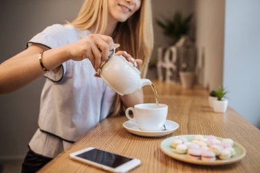 Telefon ve sıcak çay kadın ile 
