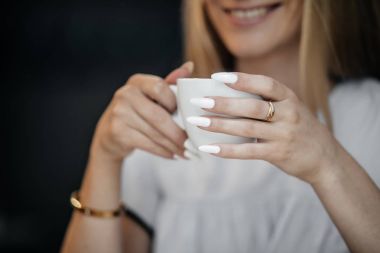 Sıcak kahve içecek fincan kadınla