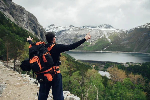 Viajante com mochila e fiorde incrível — Fotografia de Stock