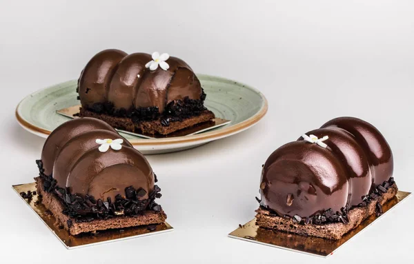 Gâteaux au chocolat savoureux sur la table — Photo