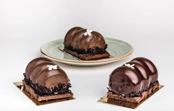 Lezzetli çikolatalı kekler masada. — Stok fotoğraf