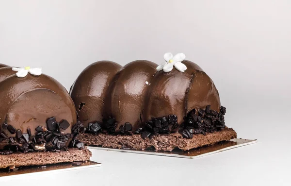 Gâteaux au chocolat savoureux sur la table — Photo
