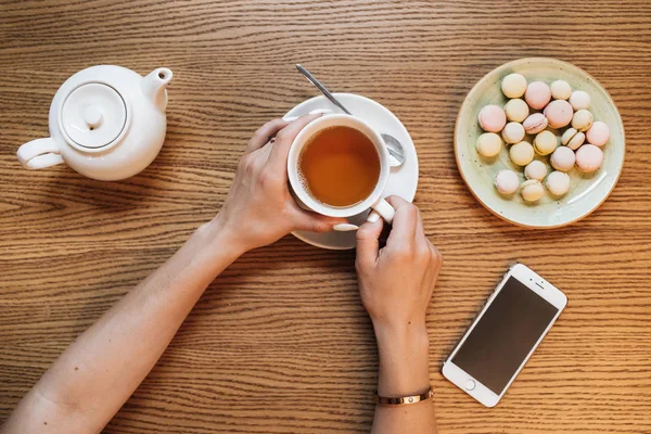 Telefon ve sıcak çay kadın ile 