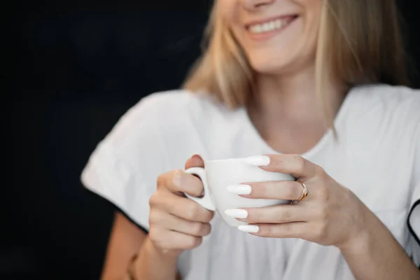 Mujer con taza de bebida de café caliente — Foto de Stock