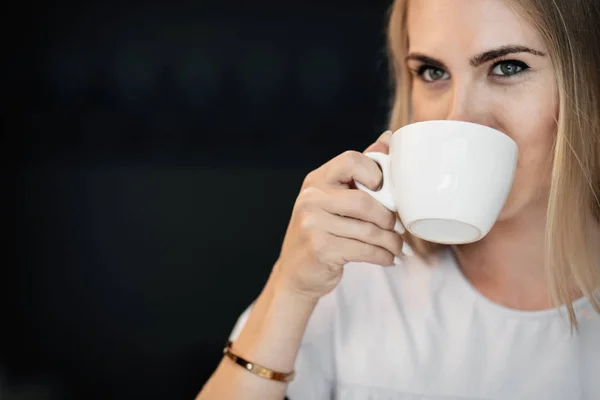 Mujer con taza de bebida de café caliente — Foto de Stock