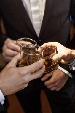 damat ve viski içme onun sağdıç