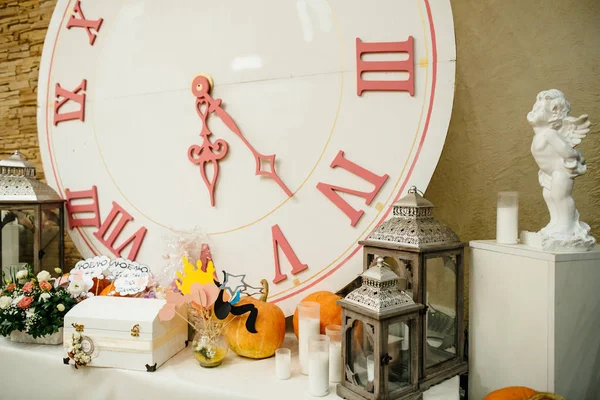 Décoration de mariage avec horloge vintage — Photo