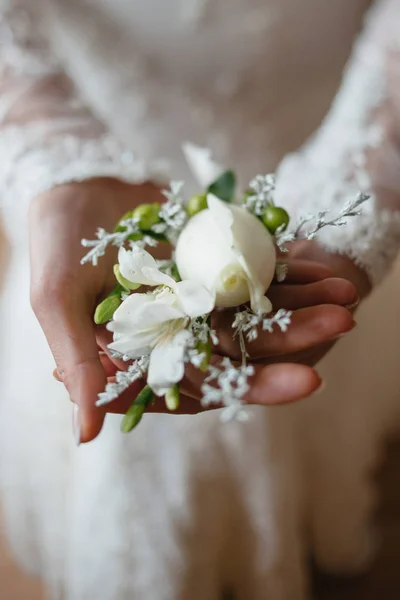 手でブートニアと白いドレスの花嫁 — ストック写真