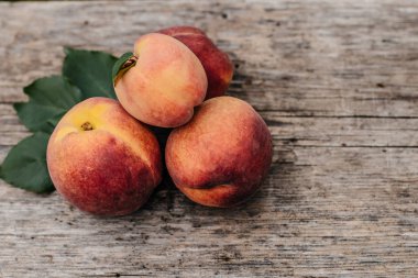 ahşap masa üzerinde taze şeftali